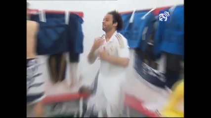 Играчите на Реал Мадрид празнуват в съблекалнята
