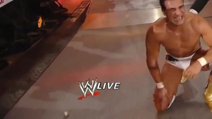 Смях мишка минава покрай крака на Алберто Дел Рио в Raw