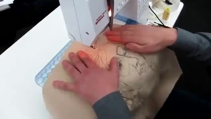 Удивително рисуване на лице с шевна машина!