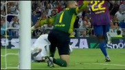 Валдес спъва Роналдо на мача Real Madrid 2-2 Barcelona