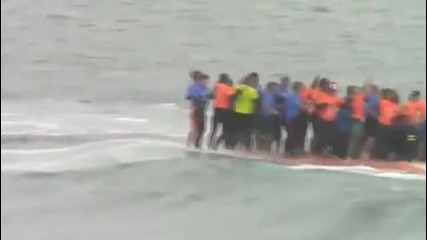 66 души се качиха на един сърф !