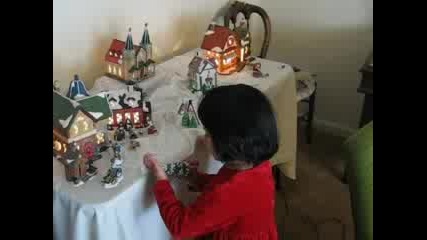 Малката Мария Си Играе По Време На Коледните Празници