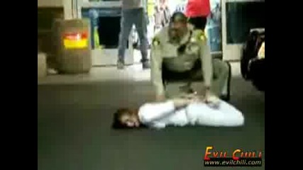 Полицай Арестува Луда Жена
