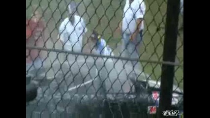 Кола Опитва Да Прескочи 2 Автобуса