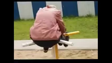 Баба практикува уличен фитнес!