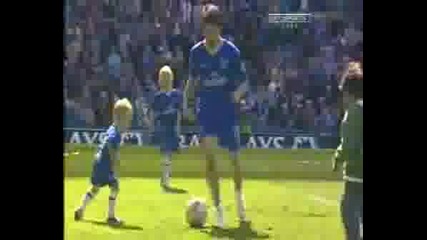 Joe Cole Си Играе С Деца