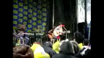 Аврил пее детски песнички :d