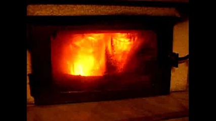 Виже Как Гори Пластмасов Монетник В Печката
