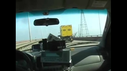 Какво ли кара този ненормалник ..? 