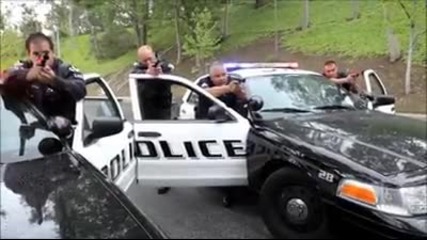 Полицаите си правят шега с човек ( Много Смях )