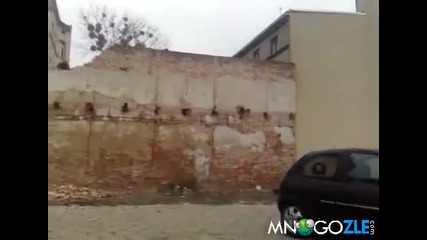 Опел сваля стена в Полша