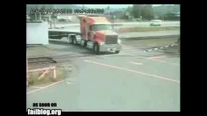 Влак блъска камион