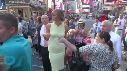 Karlie Kloss Finds It ''Hard Not to Be a Feminist,'' Is ''Numbed by Celebrity''