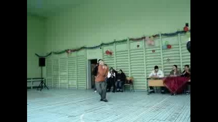 Илиянчо танцува! :D