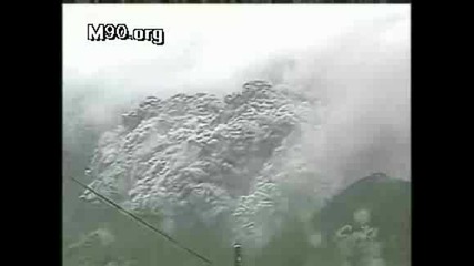 Вулкан Изригва в Япония