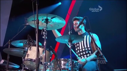 Demi Lovato изпълнява Made in Usa и Nick Jonas свири на барабаните. Teen Choice Awards 2013