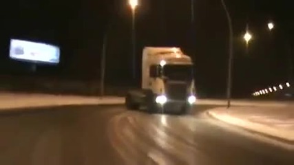 Луд човек прави дрифт с камион!