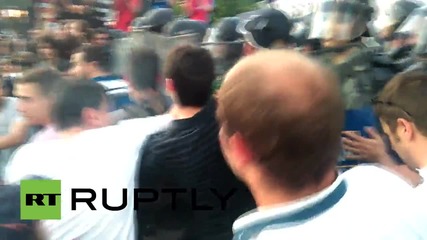 Сблъсъци между протестиращи и полиция пред македонския парламент