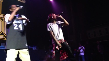 Wiz Khalifa ft. Snoop Dogg & Juicy J - Smokin On ( на живо )