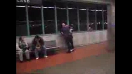 Полицай чупи стъкло с главата на пияница 