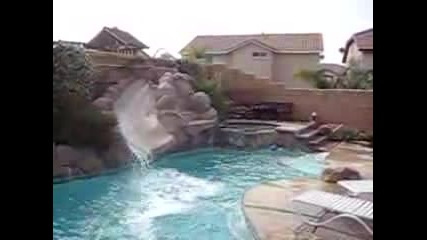 Куче Доберман си Играе Като Малко Дете Във Водата