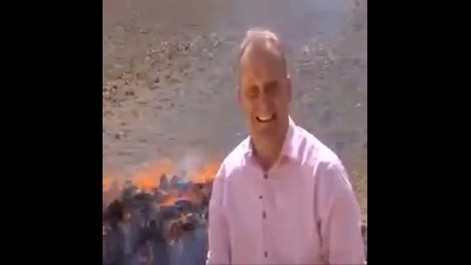 На този репортер му е много смешно - Защо ли?