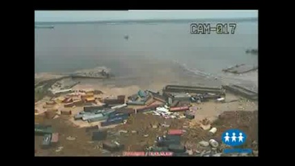 Свлачище поглъща морски бряг!