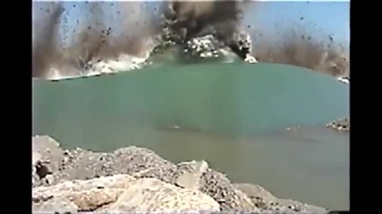 мощна експлозия в морето