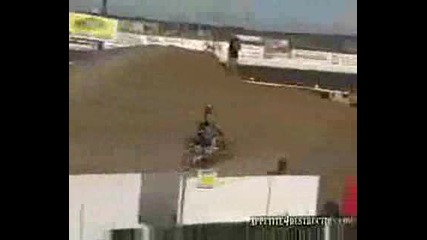 Луд моторист прави опасен скок