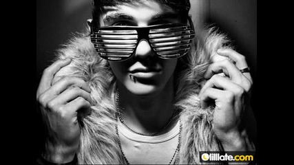 - B O M B -