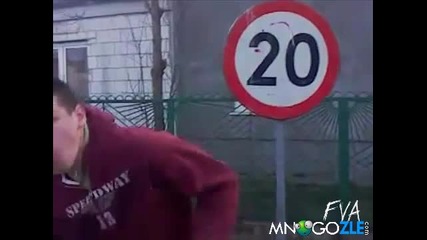 Идиот срещу пътен знак 
