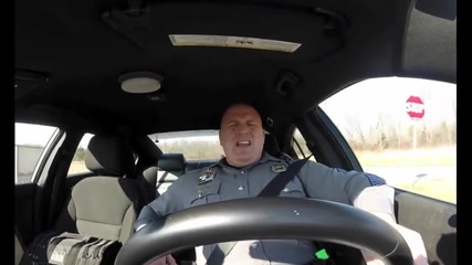 Полицай си пее в колата любимата си песен.