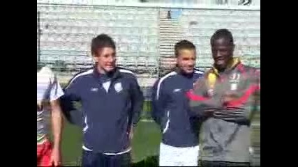 Adelaide United vs. Wayne Rooney ... Опити Други да постигнат Руни