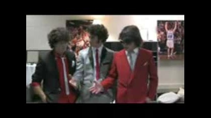 Jonas Brothers - Band In A Bus