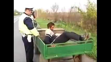 Полицай спира циганин с каруца