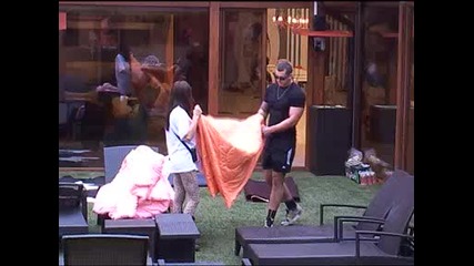 Big Brother 2012 - Съвместно тупане на завивки