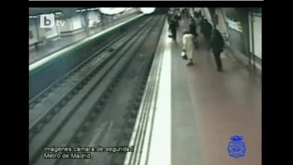 Потресаващи кадри! Мъж бе спасен секунда преди да бъде прегазен от влак в мадридското метро 