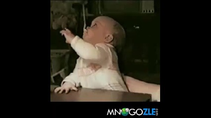 Дали ще го измисли ? Бебе Срещу Лъжица