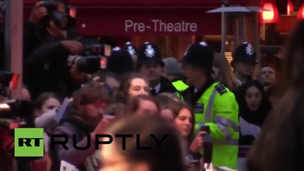 Великобритания: Феминисти атакуваха червения килим за премиерата на Суфражетка