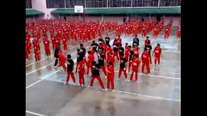 Филипински Затворници танцуват на Gangnam Style - танц