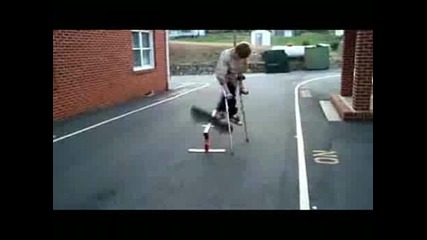 Паралеризирано момче прави трик със скейт 