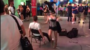 Танцьорка се напикава инцидентно върху мъж, по време на улично шоу в Лас Вегас!