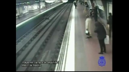 Полицай спасява пиян мъж, паднал в релсите на метрото 