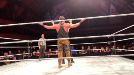 Braun Strowman sneaks up on Baron Corbin at WWE Live in Frankfurt, Germany