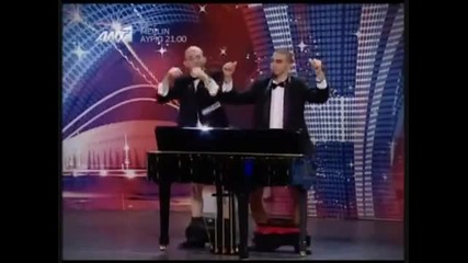 Изпълнение на пиано - без ръце # Гърция - търси талант :))