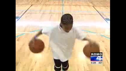 11 Годишно Момче С Невиждани Баскетболни Умения 
