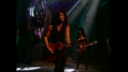 превод: Kiss - Every Time I Look At You