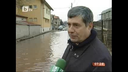 Улица в село Бусманци се е превърнала в басейн