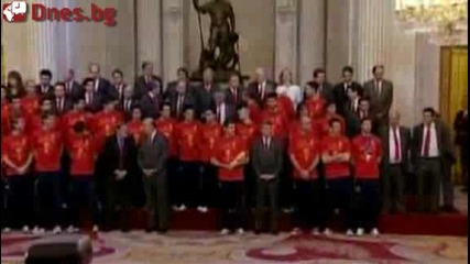 Испанският отбор пее Waka Waka с купата посрещнат от стотици хиляди фена 