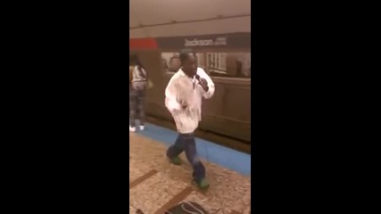 Невероятно талантлив бездомен рапира в метрото
